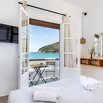 Uncle John's 4* Skopelos Town
