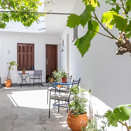 Uncle John's 招待所 4*