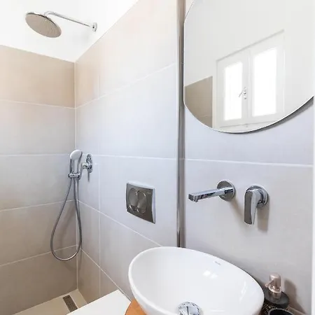 Uncle John's 招待所 4*