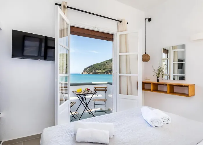 Uncle John's 4* Skopelos Town