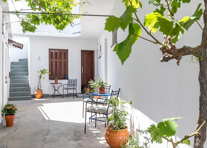 Uncle John's Guest house 4*