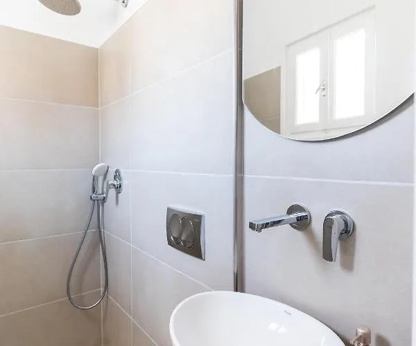 Uncle John's Guest house 4*