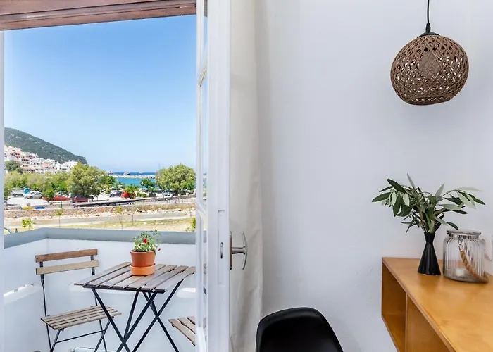 Uncle John's 4* Skopelos Town